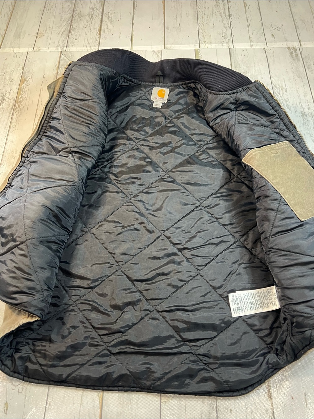 Carhartt Black Jacket Interior with Yellow Logo Label - Picture 9 of 9